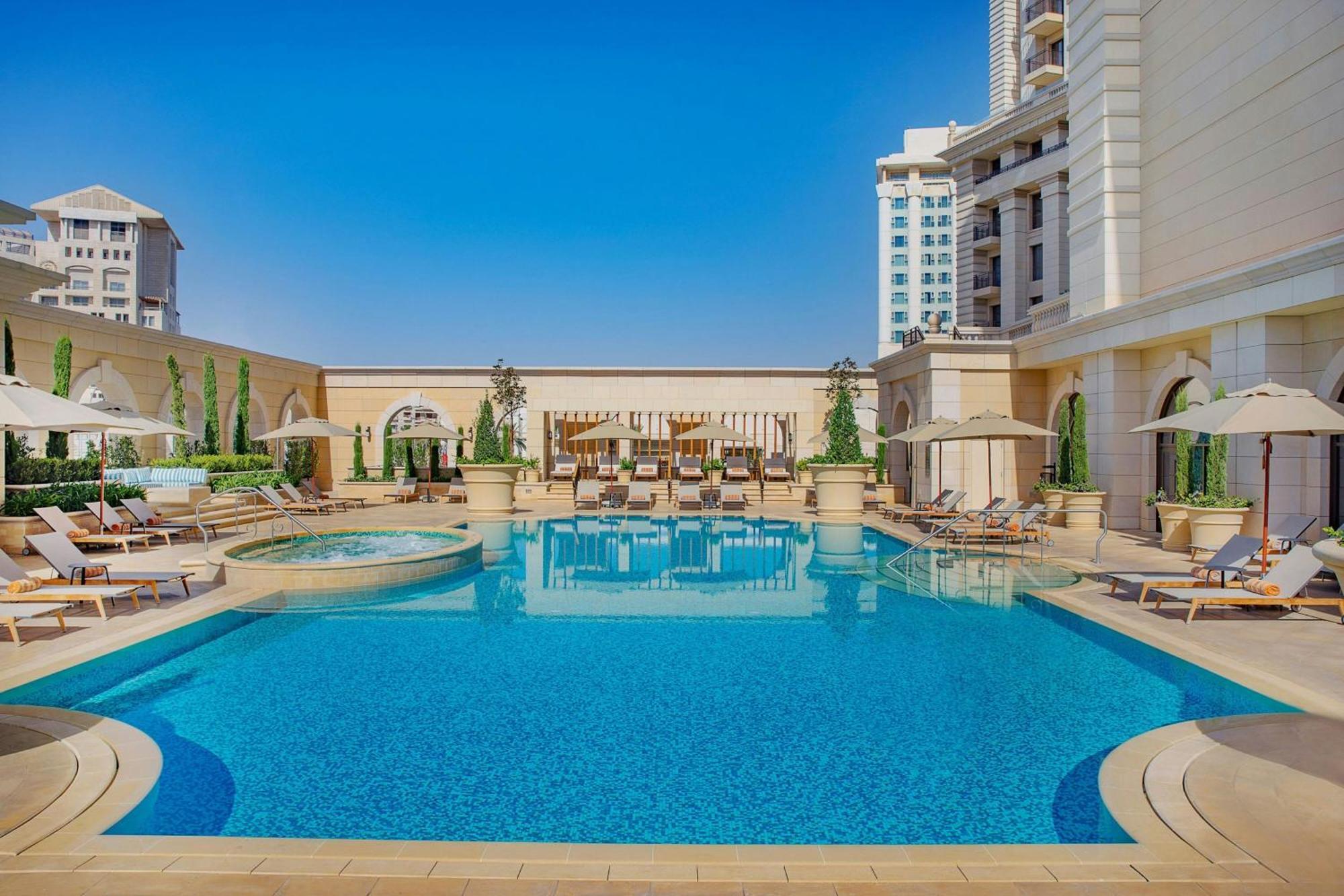 Hotel The Ritz-Carlton, Amman Zewnętrze zdjęcie The pool at the hotel