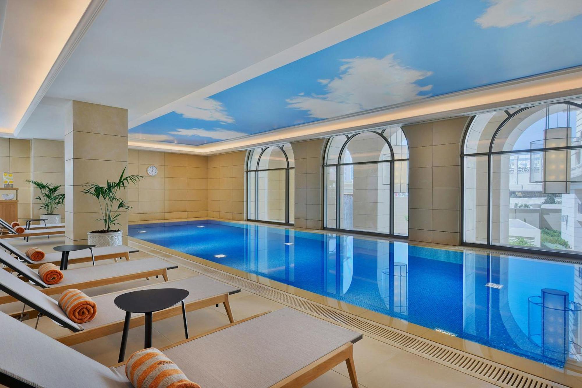 Hotel The Ritz-Carlton, Amman Zewnętrze zdjęcie The pool at the hotel
