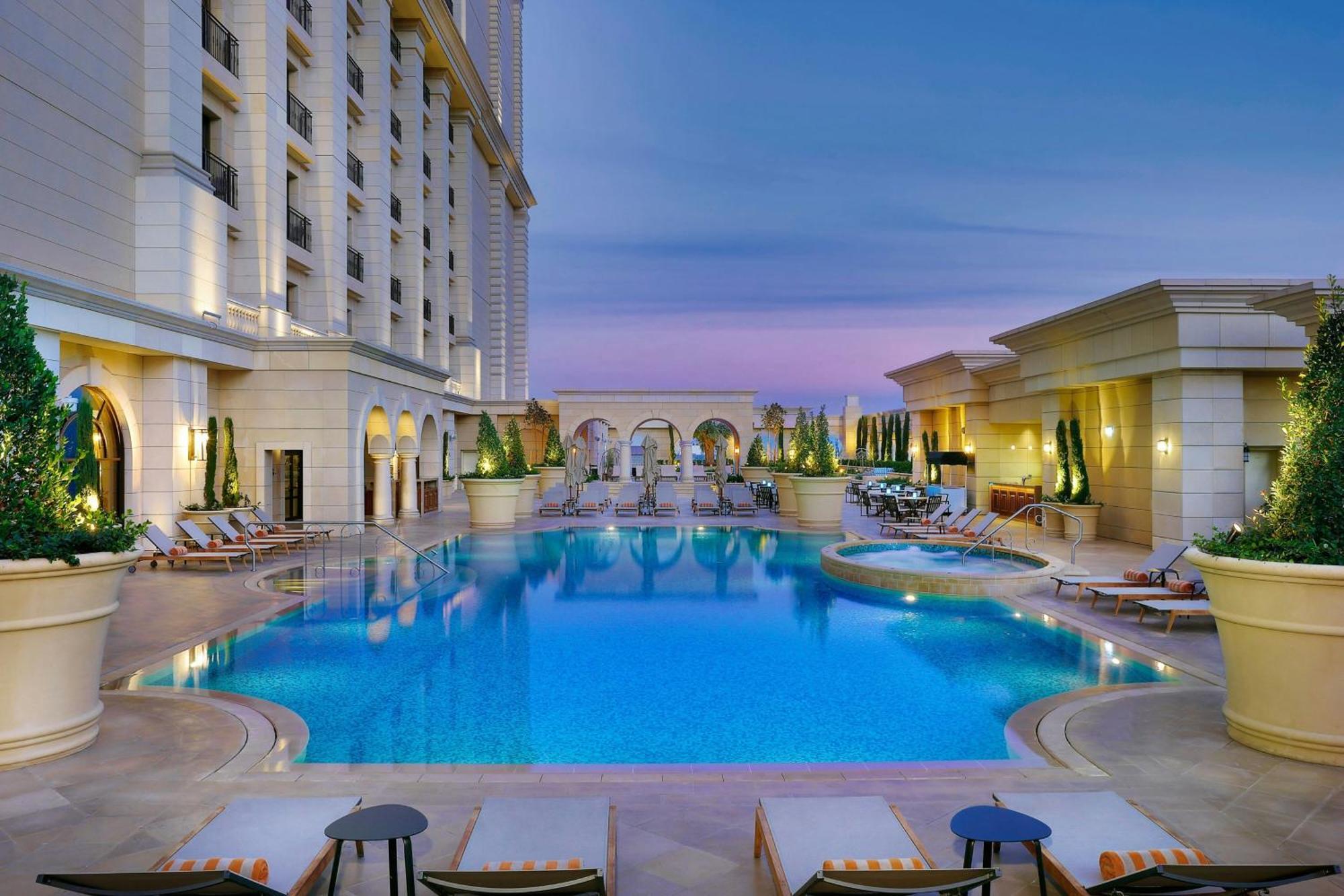 Hotel The Ritz-Carlton, Amman Zewnętrze zdjęcie The swimming pool at the hotel