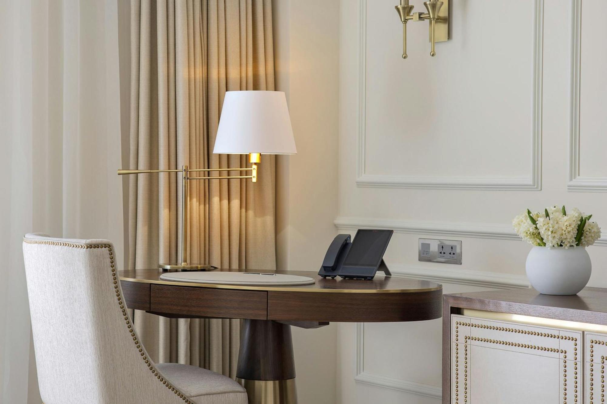 Hotel The Ritz-Carlton, Amman Zewnętrze zdjęcie A table lamp