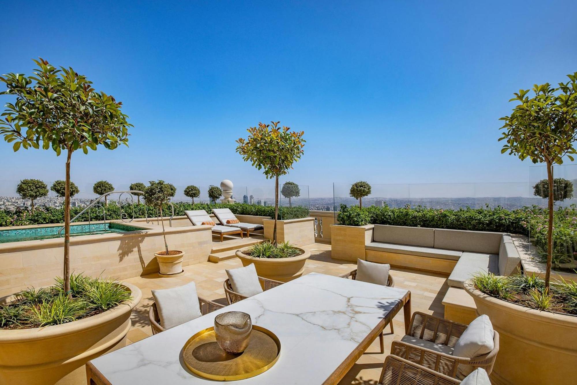 Hotel The Ritz-Carlton, Amman Zewnętrze zdjęcie The rooftop pool at the Four Seasons Hotel